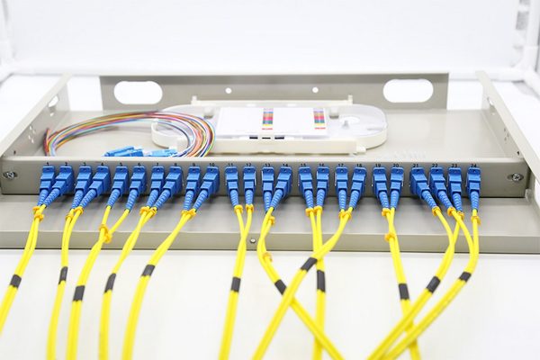Phân phối hộp phối quang ODF trong nhà, ngoài trời, lắp rack 12FO, 24FO, 48FO, 96FO. Tư vấn chọn ODF đúng cáp quang, adapter và nhu cầu mở rộng hệ thống.